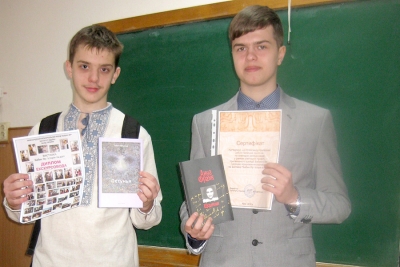 Наші 11-класники отримали сертифікати в офісі ВААДУ України